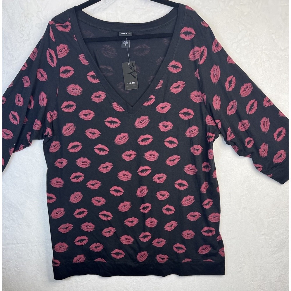 Torrid Womens Lipstick Print Tee Shirt Size 3 3X Black V-Neck 3/4 Sleeve Gothic